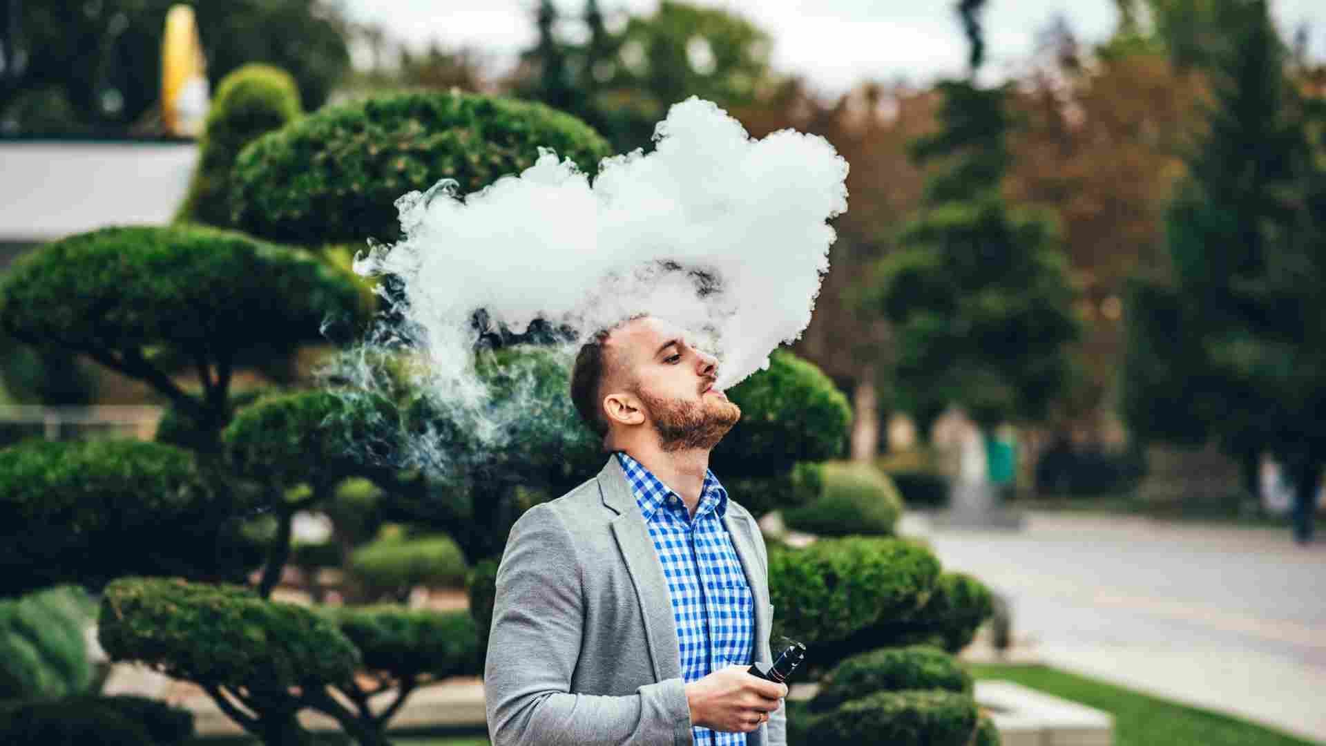 Vaping in Harmony: Navigating the Clouds Around Others