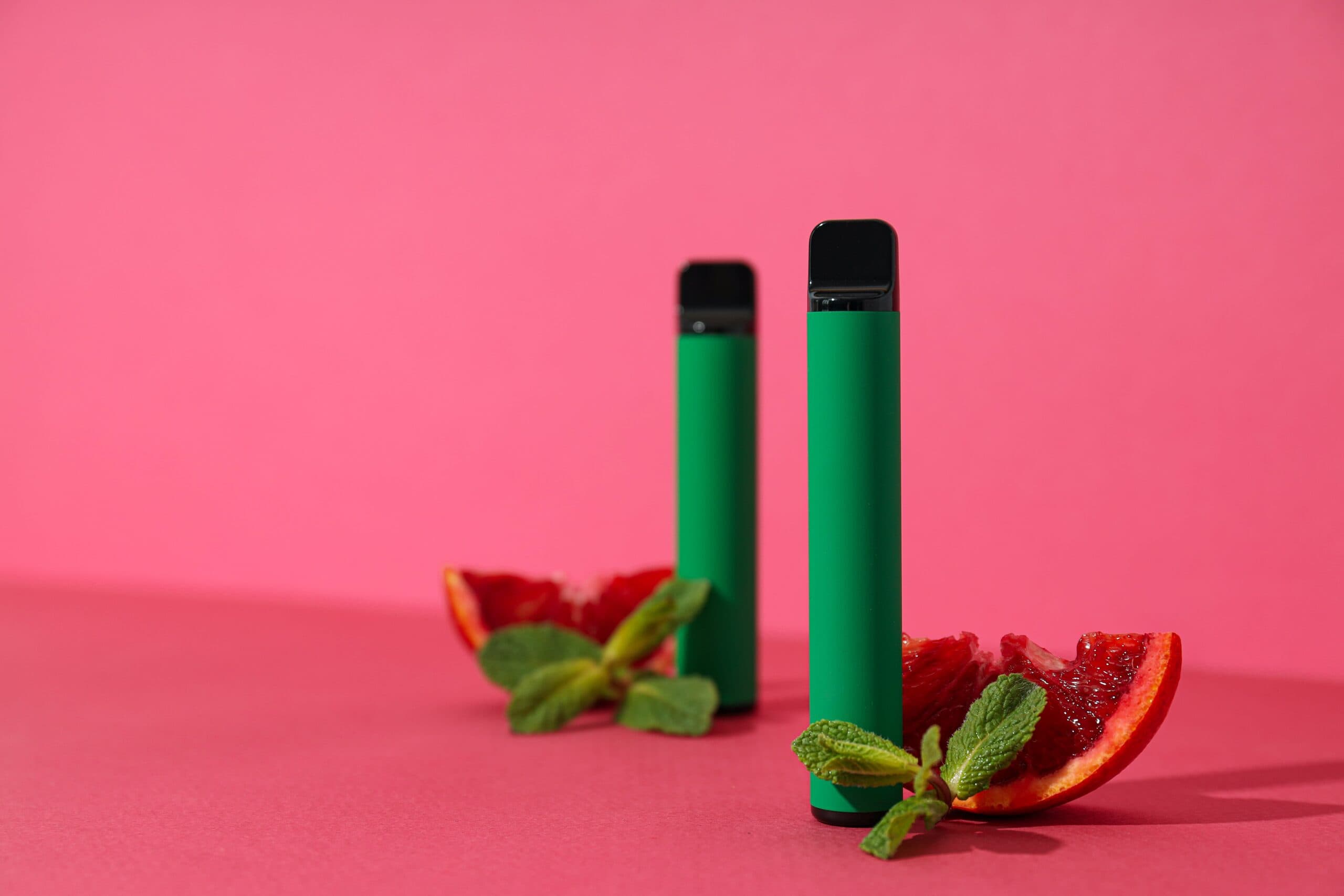Green disposable vape devices with mint and grapefruit, symbolizing refreshing vape flavours.